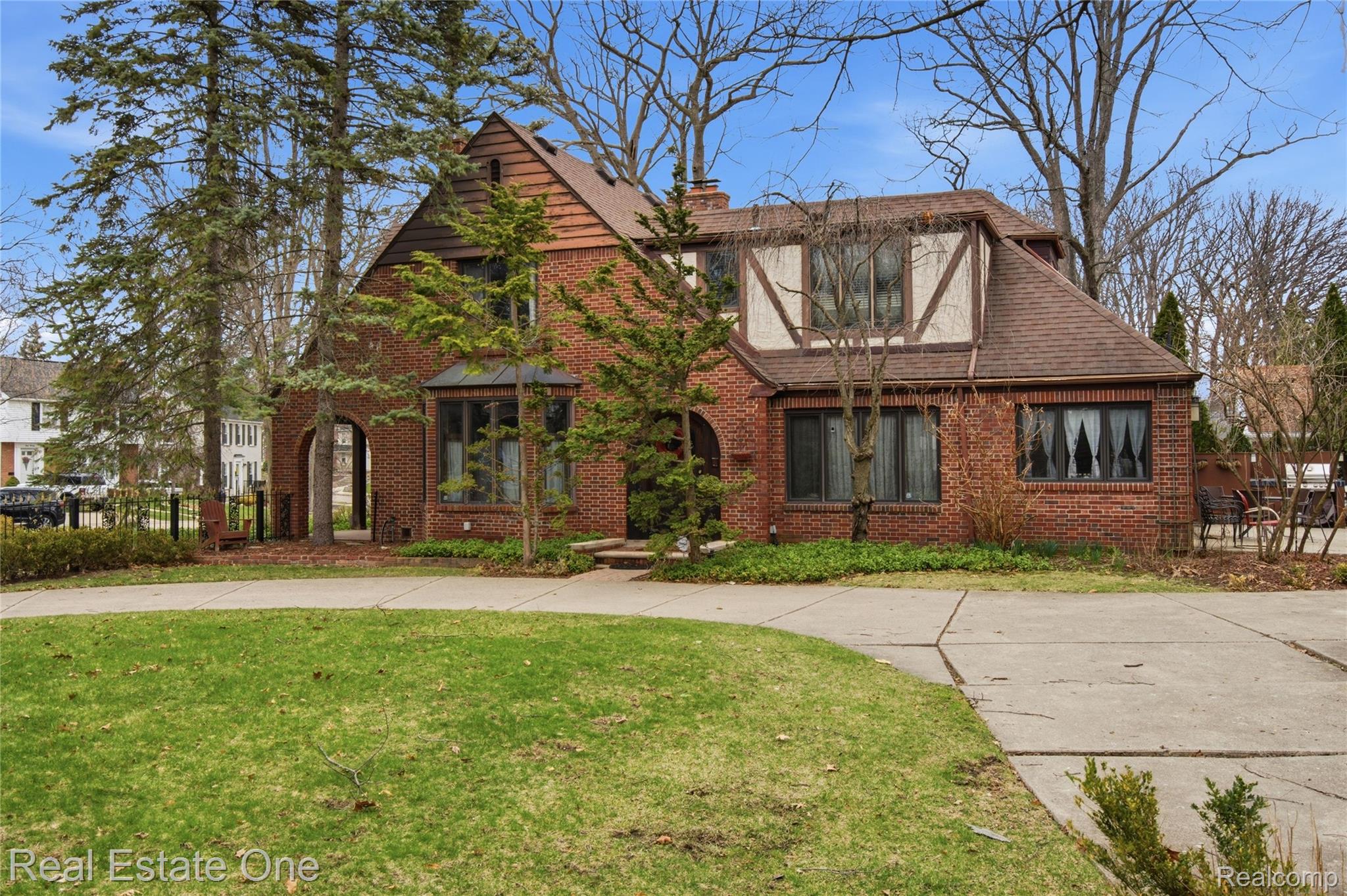 939 S HIGHLAND Street