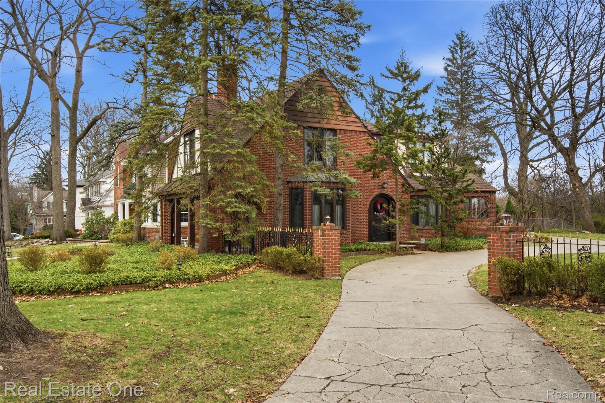 939 S HIGHLAND Street