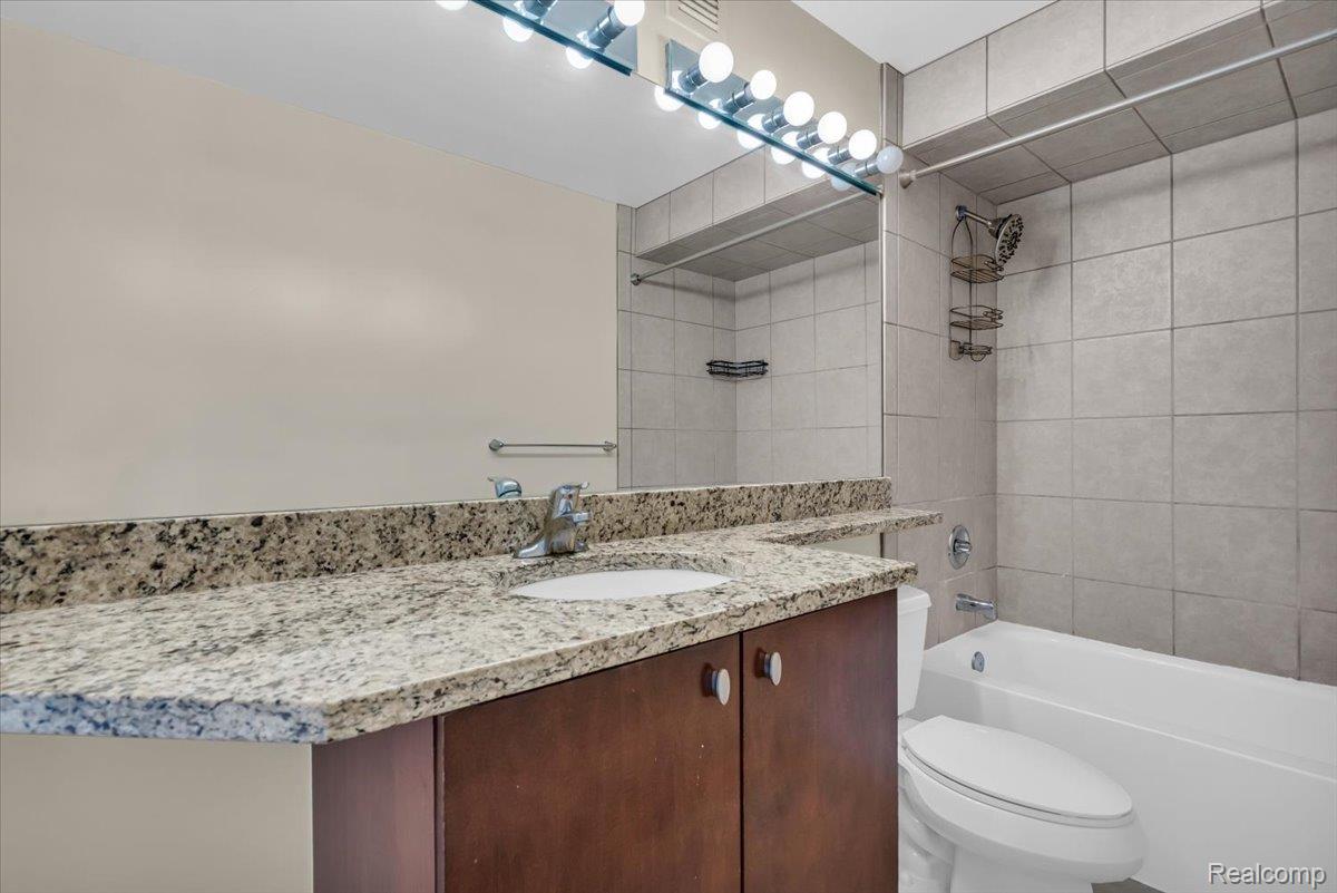 Detroit City, Michigan 48226, United States, 2 Bedrooms Bedrooms, ,2 BathroomsBathrooms,Residential,Active,208109