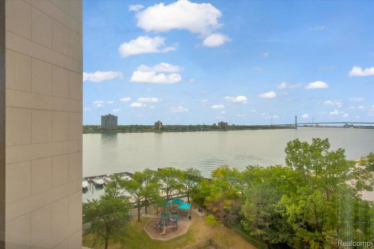 Detroit City, Michigan 48226, United States, 2 Bedrooms Bedrooms, ,2 BathroomsBathrooms,Residential,Active,208109