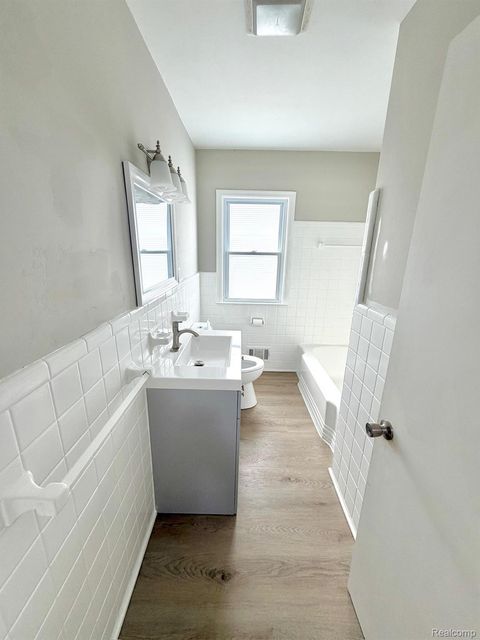 7242 Gerald Avenue Warren City MI 48092