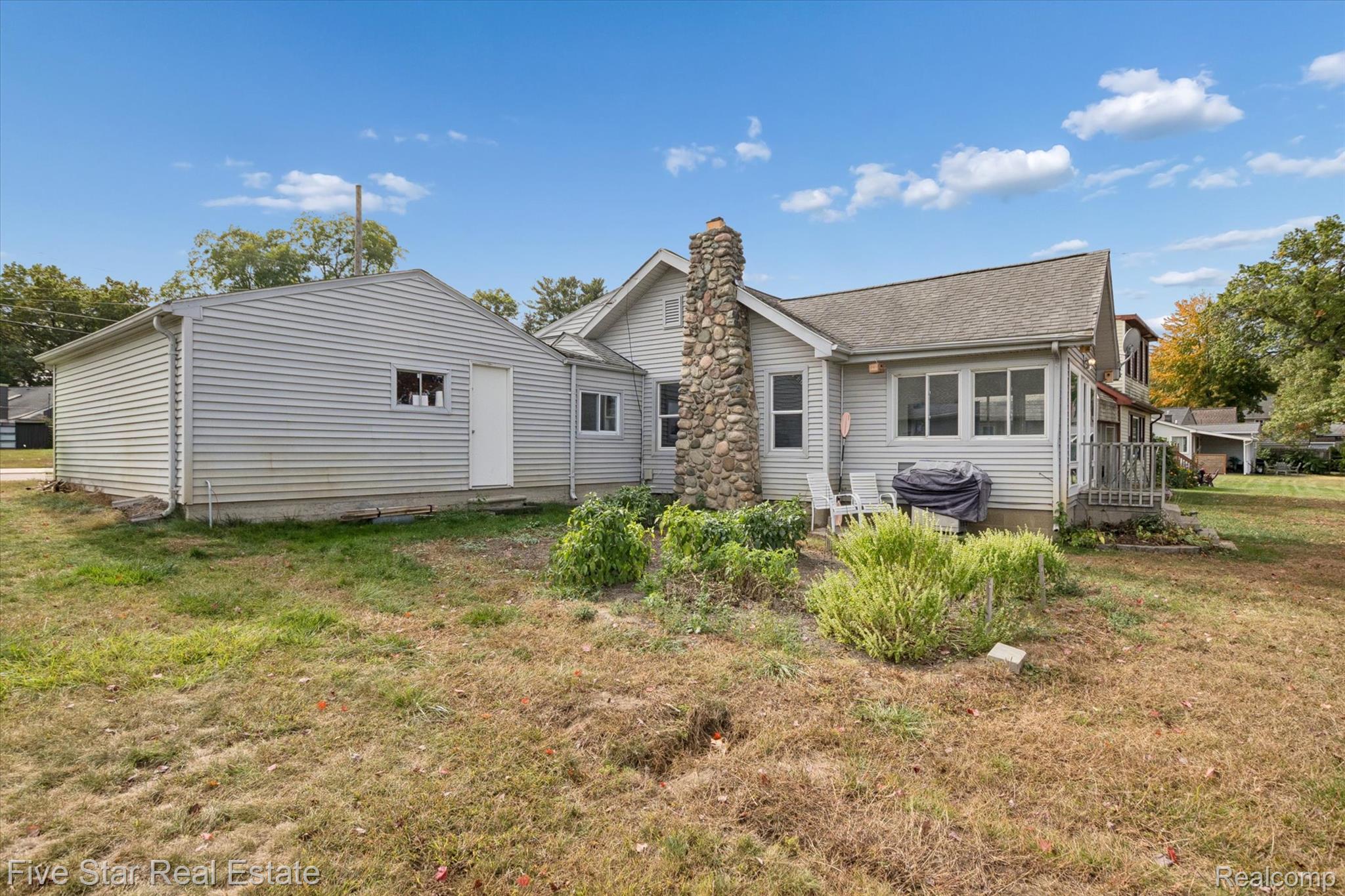 9548 Roundlake Boulevard NE