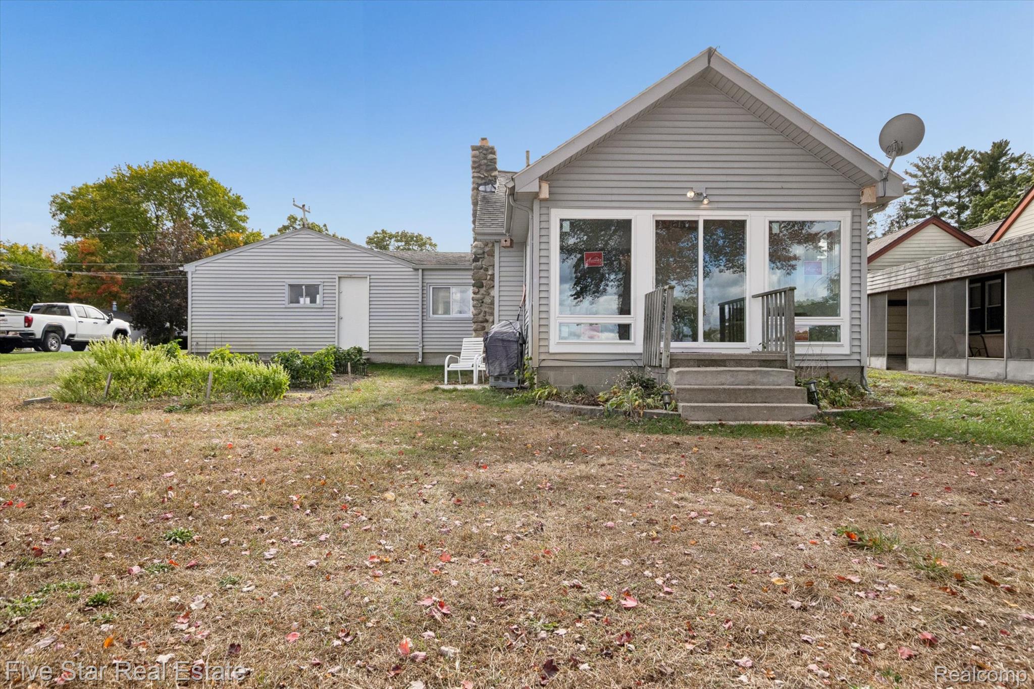 9548 Roundlake Boulevard NE