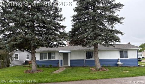 Photo of 437 Flamingo St, Rochester City, MI 48309 (MLS # 20261029965)