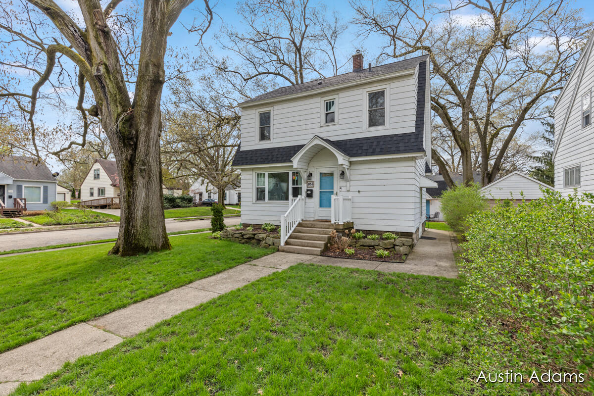 853 Spring Avenue NE