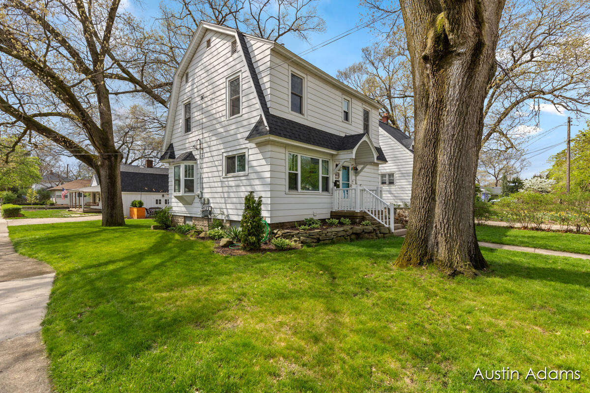853 Spring Avenue NE