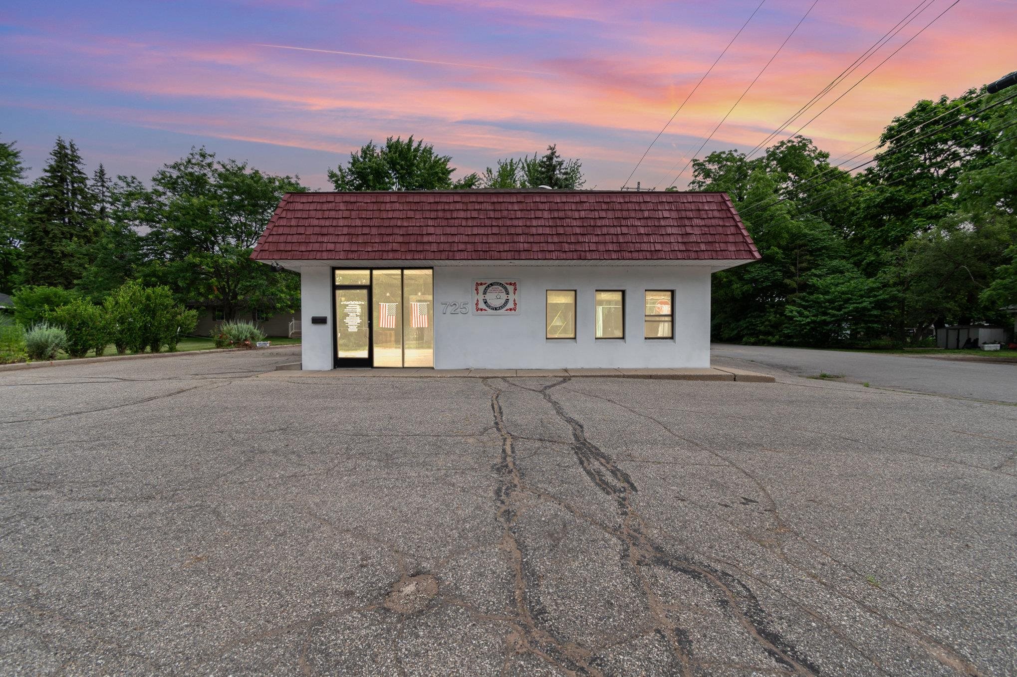725 E Center