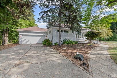 2665 Middlebelt Road West Bloomfield Charter Township MI 48324