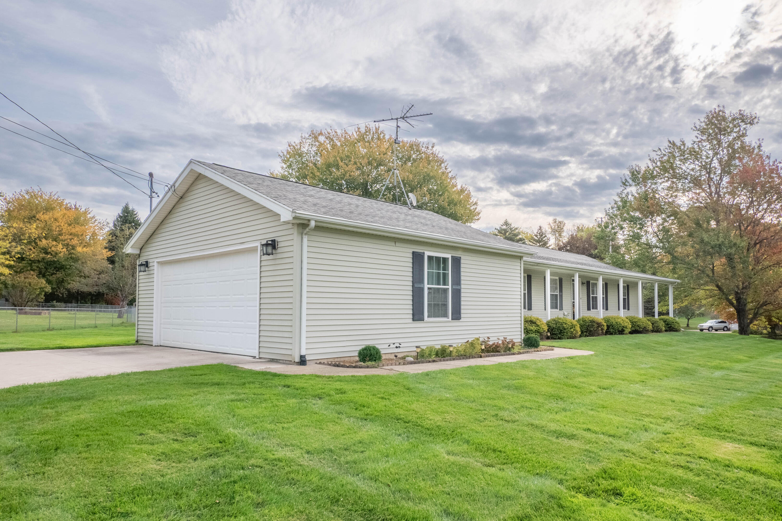 230 Roxbury Lane