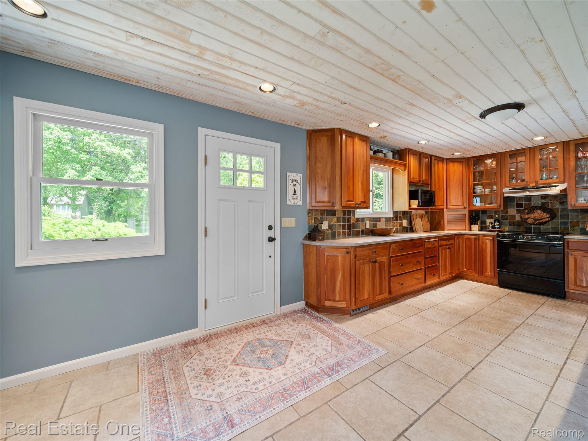 5370 Edgelake Drive