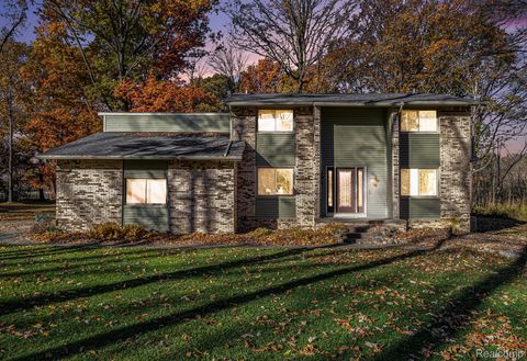 2713 Coyote Ridge Milford Charter Township MI 48381