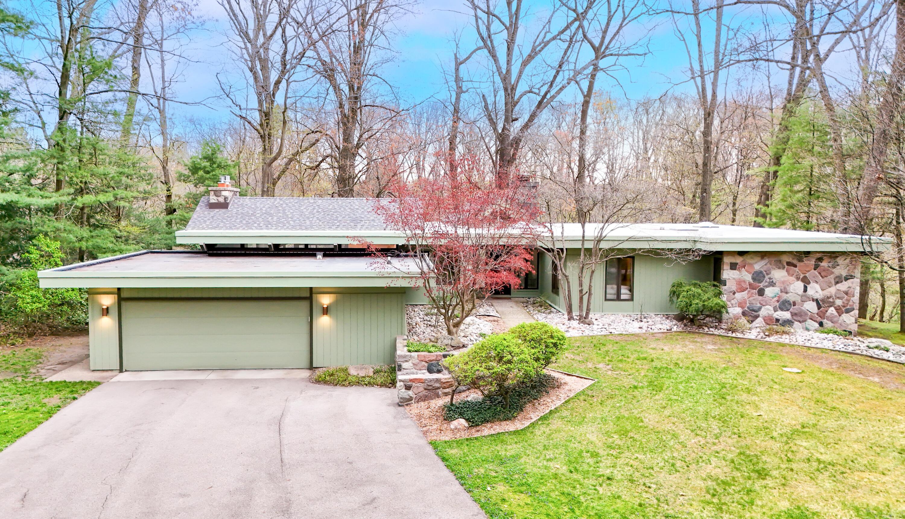 453 E Hamilton Lane