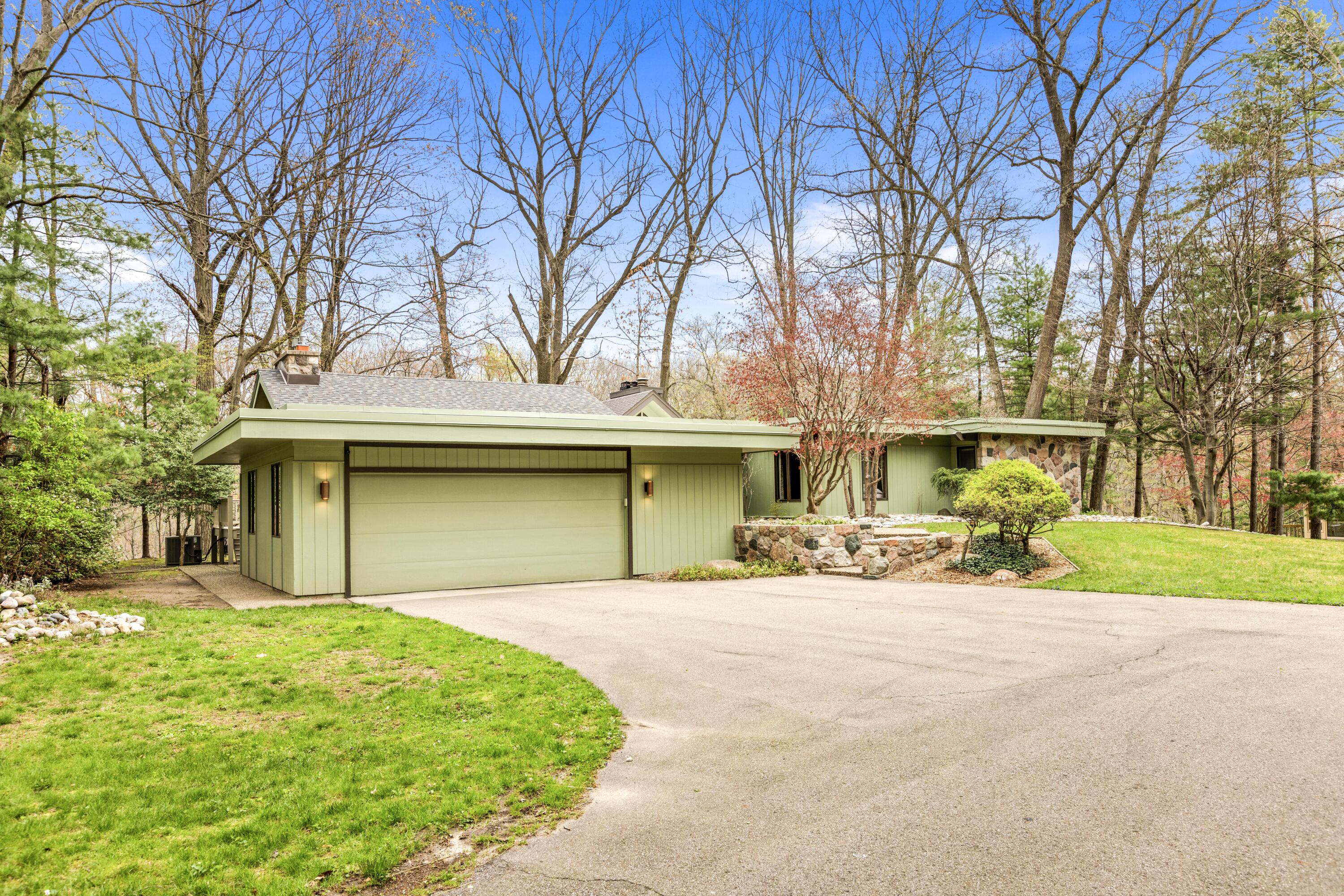 453 E Hamilton Lane