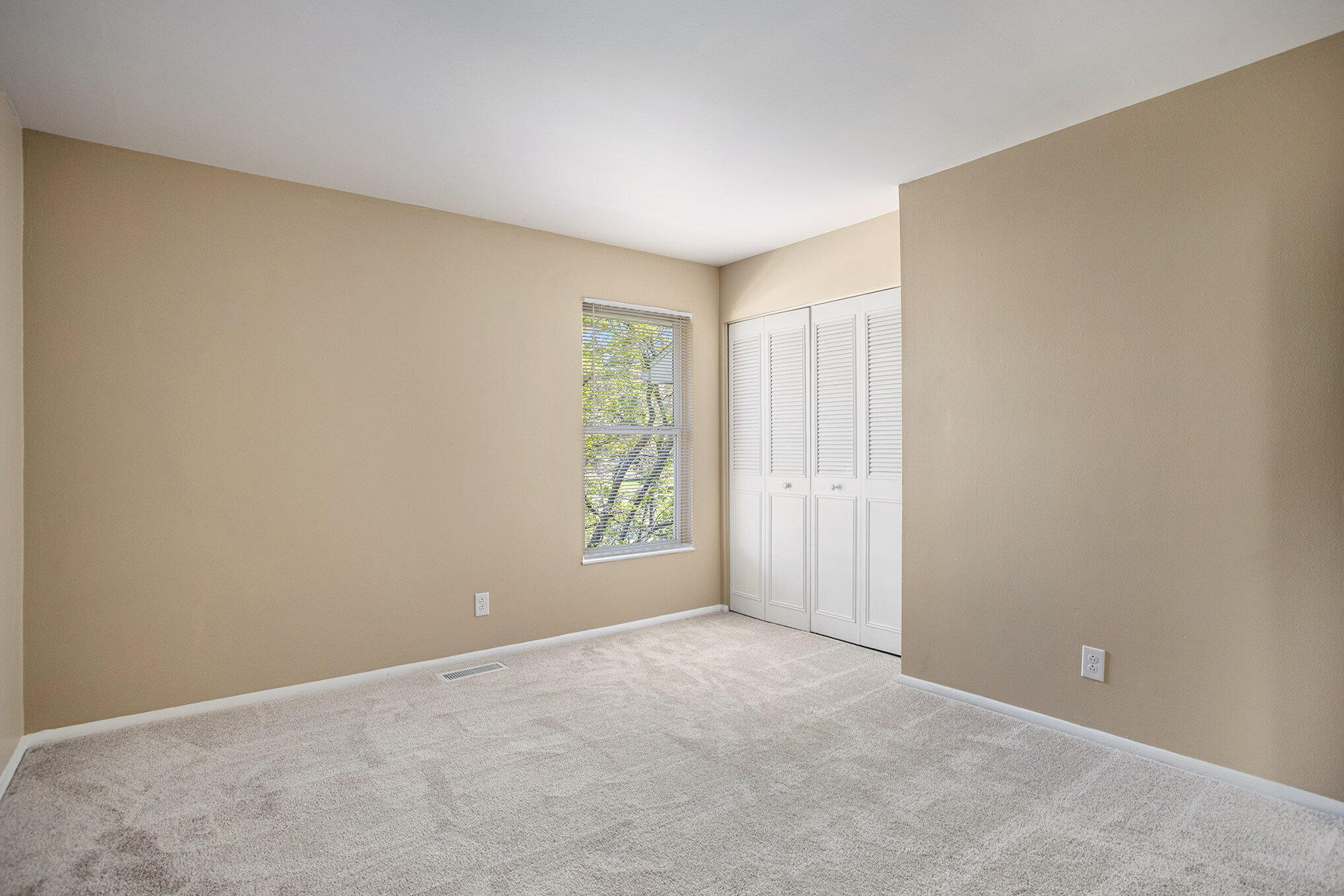 Kalamazoo City, Michigan 49006, United States, 2 Bedrooms Bedrooms, ,2 BathroomsBathrooms,Residential,Active,166392