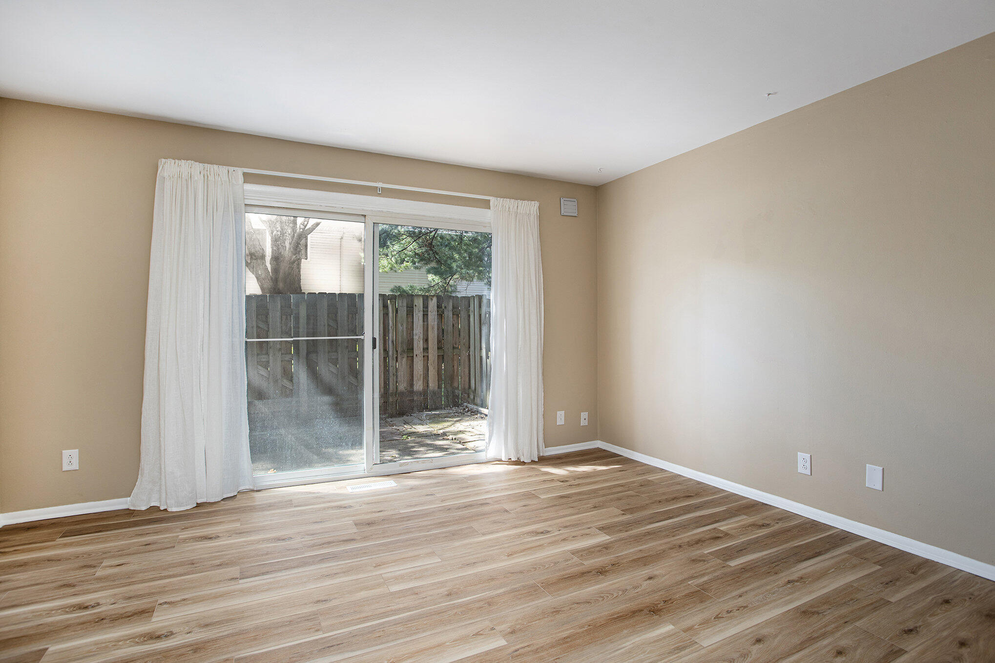 Kalamazoo City, Michigan 49006, United States, 2 Bedrooms Bedrooms, ,2 BathroomsBathrooms,Residential,Active,166392