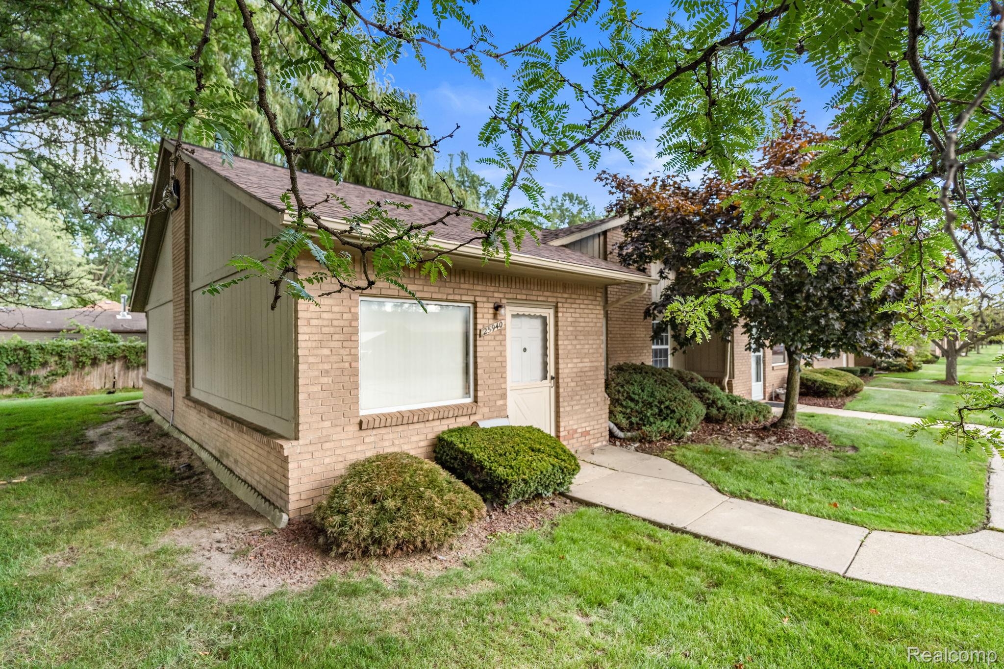 25940 Lira Lane 1