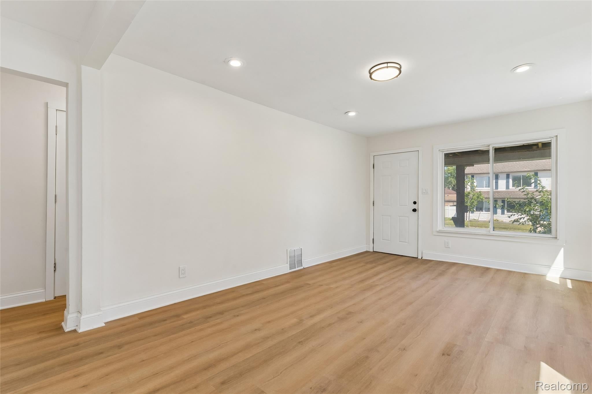 329 W Muir Avenue