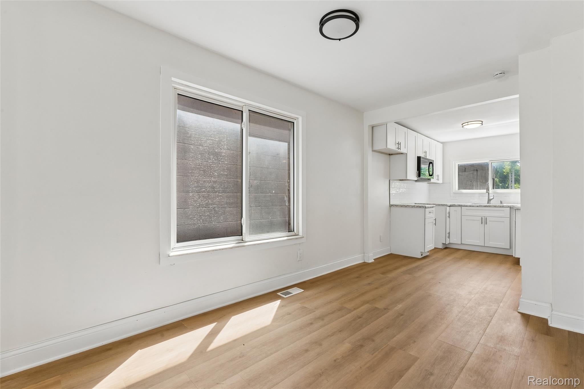 329 W Muir Avenue