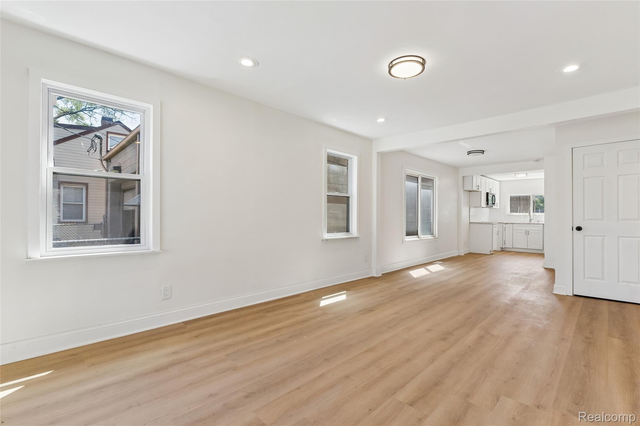329 W Muir Avenue