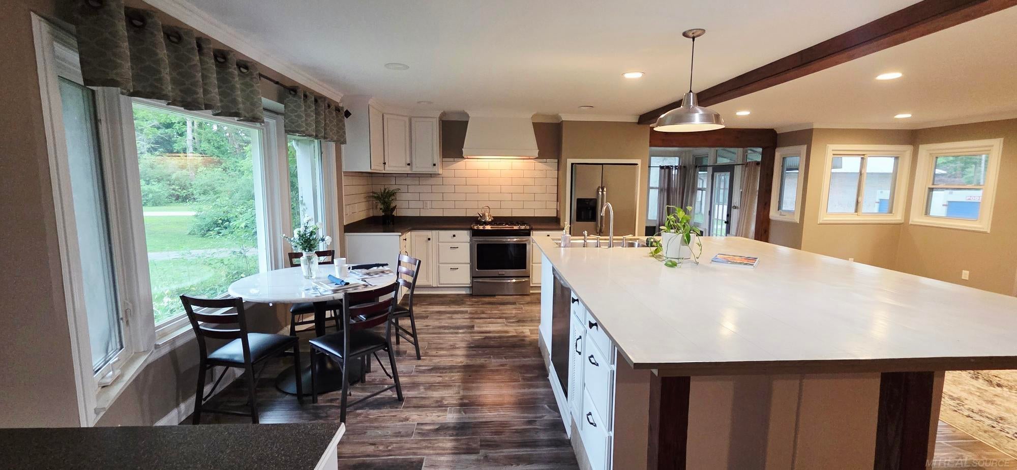 4579 Lakeshore Road