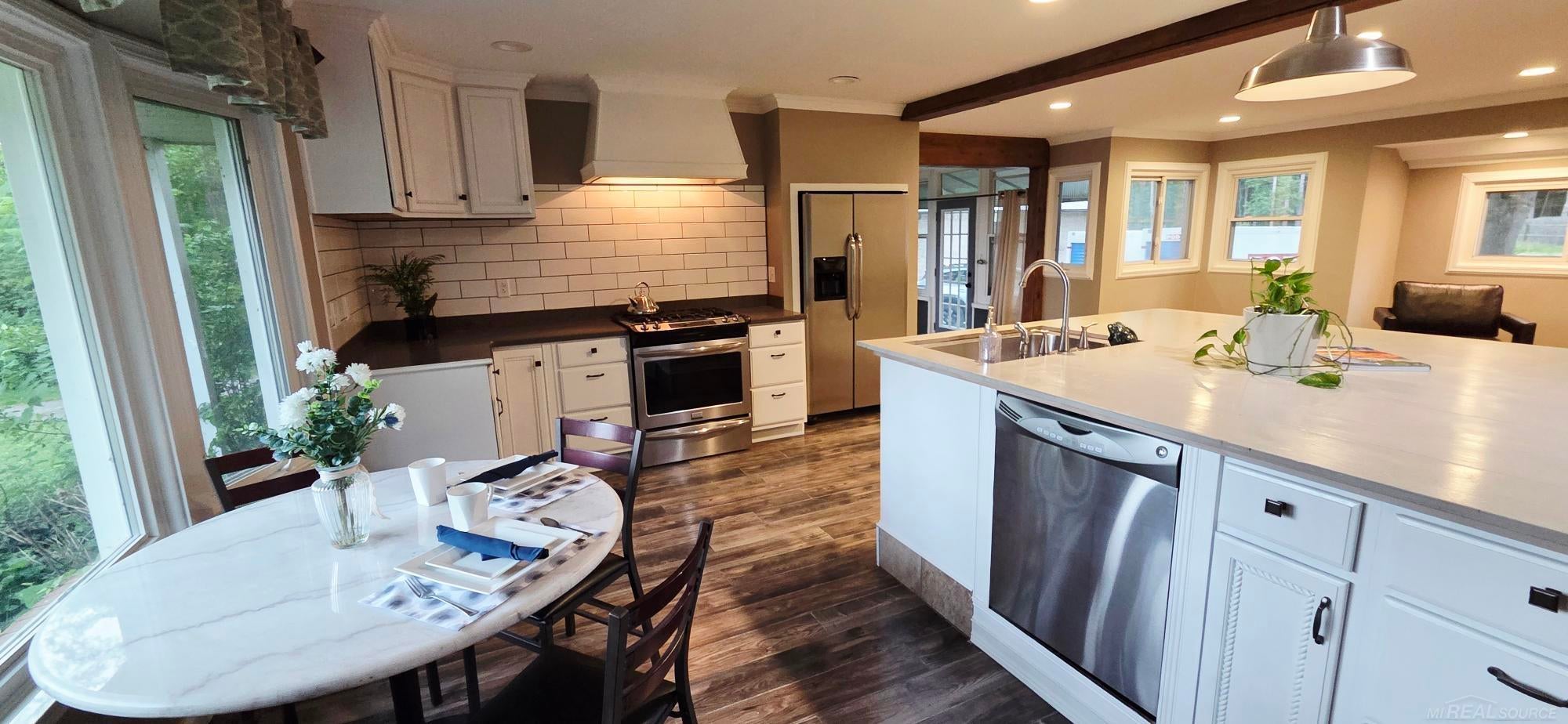4579 Lakeshore Road