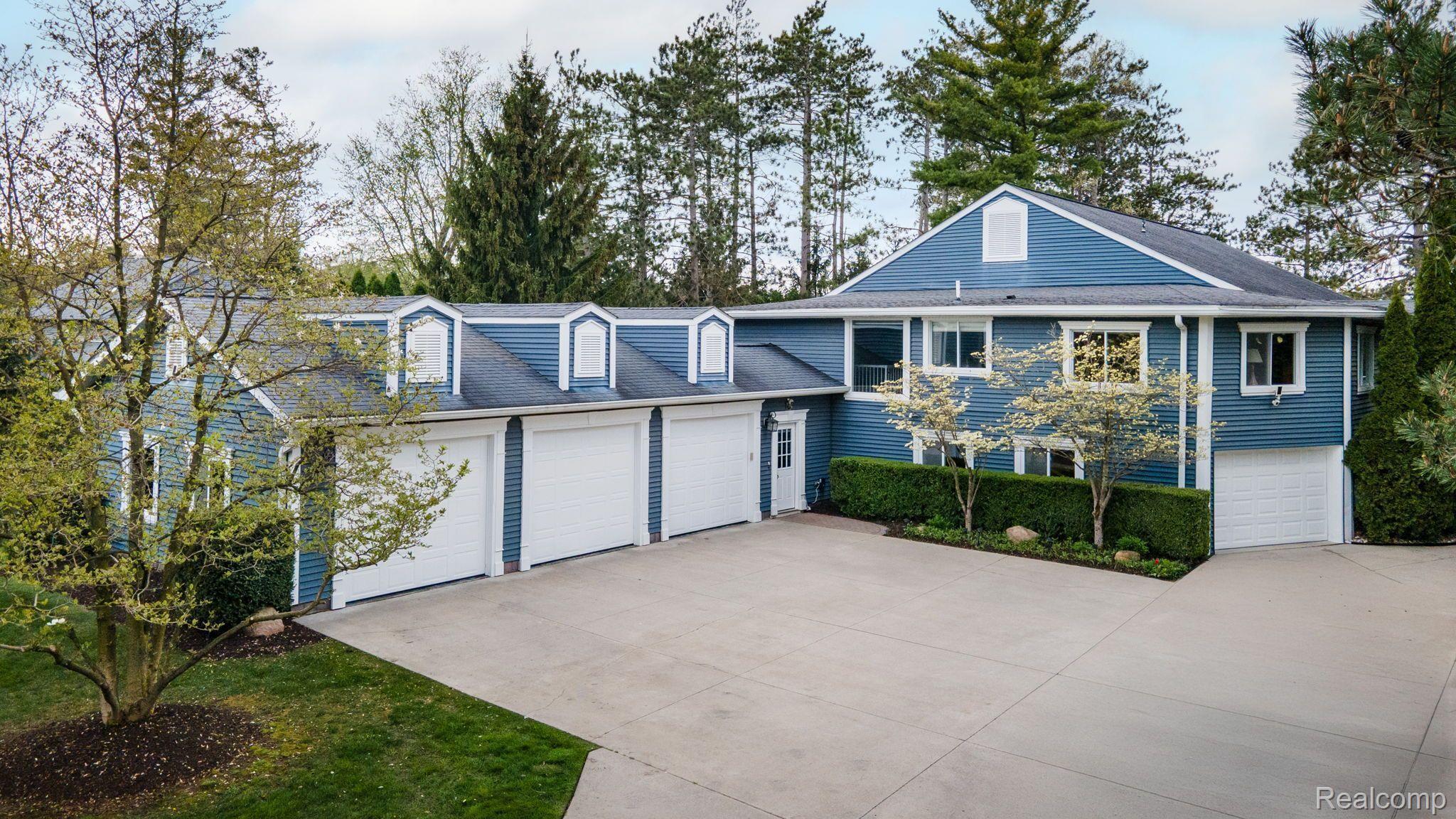 900 INDIANWOOD Road