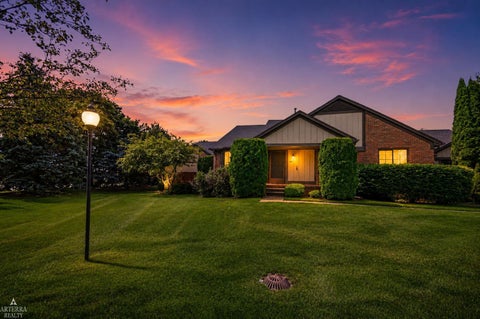 Photo of 32 Meadow Wood Drive, Rochester Hills City, MI 48307 (MLS # 58050219333)