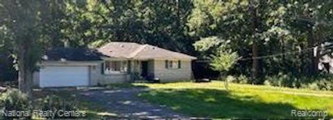 16021 Meadowood Avenue Southfield City MI 48076