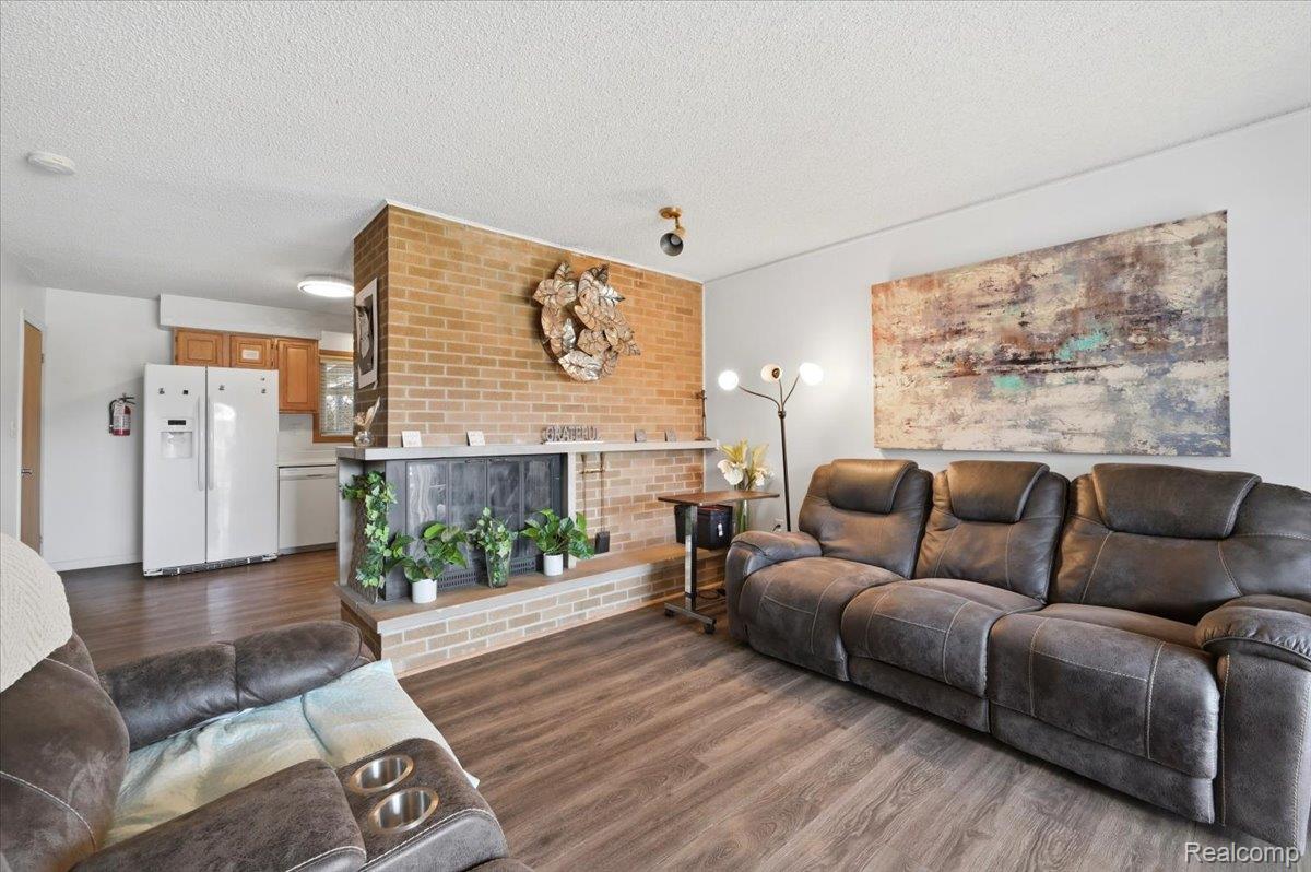 7439 Carrousel Boulevard