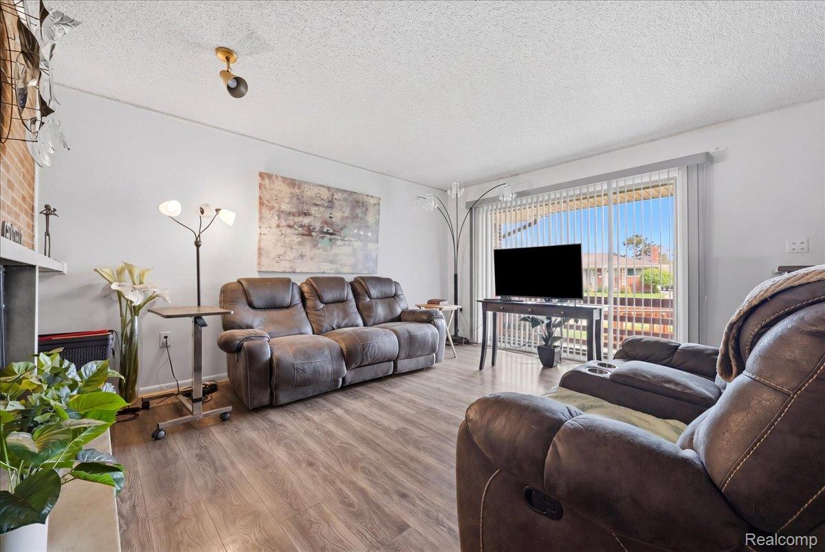 7439 Carrousel Boulevard