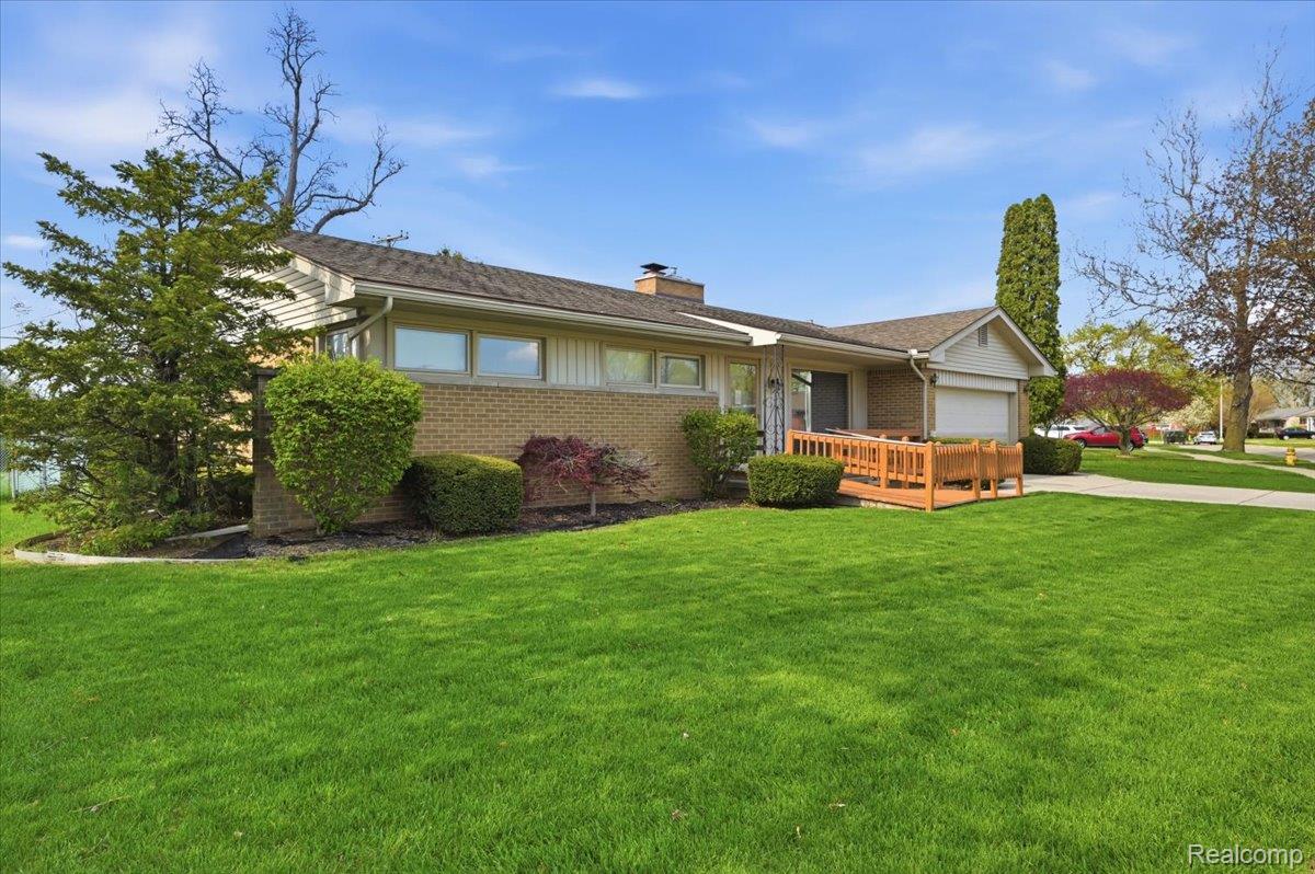 7439 Carrousel Boulevard