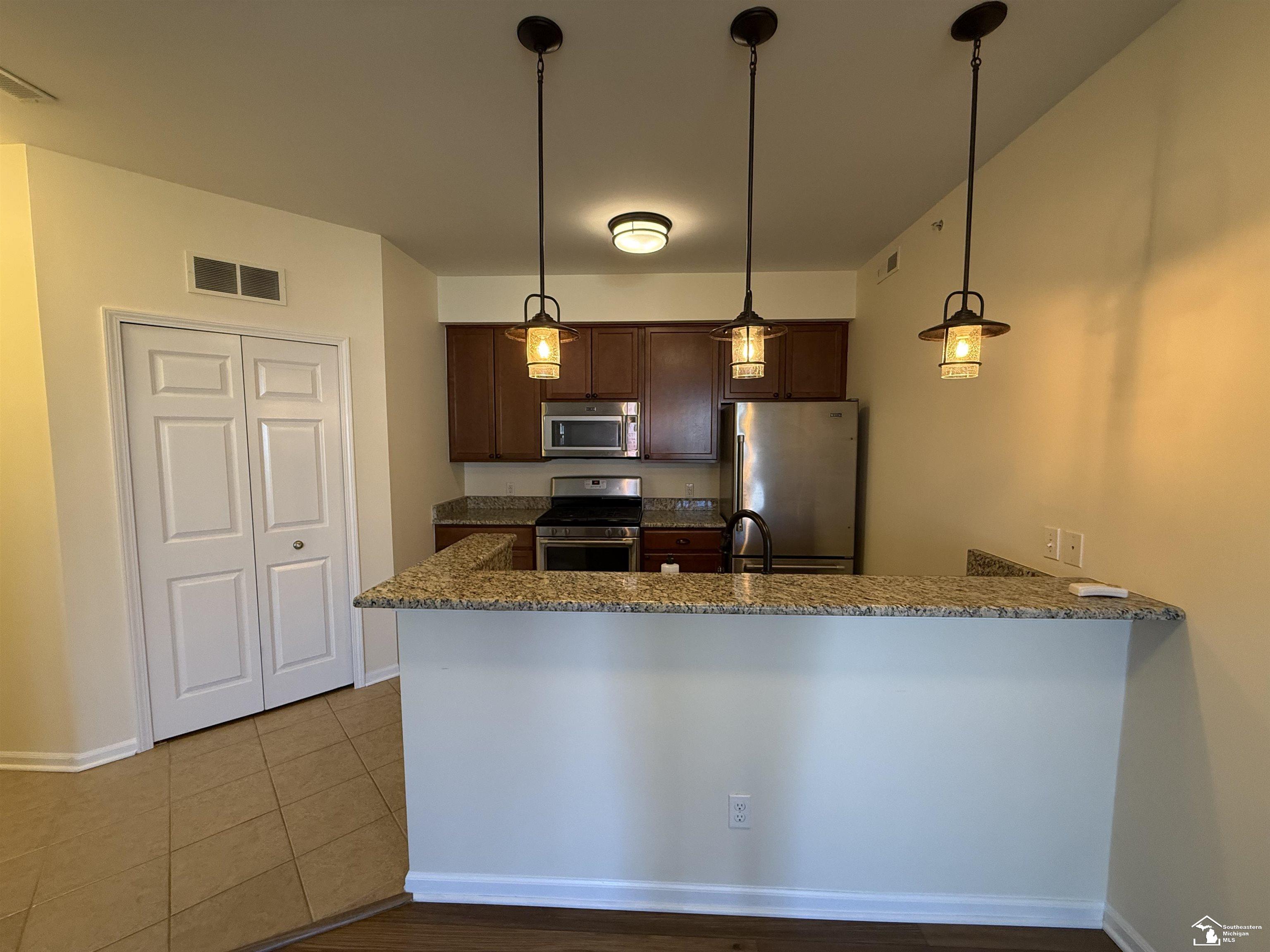 1039 E Summerfield Glen Circle