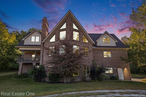 2271 S Stone Barn Highland Charter Township MI 48380