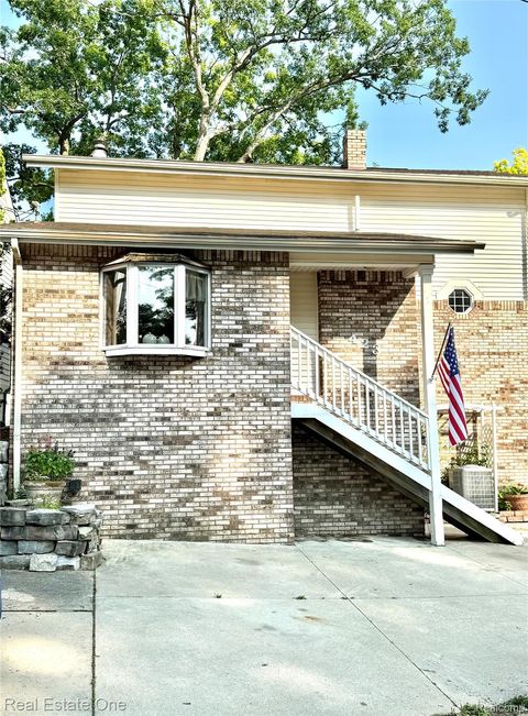 Photo of 423 Shady Oaks Street, Lake Orion Village, MI 48362 (MLS # 20251016136)