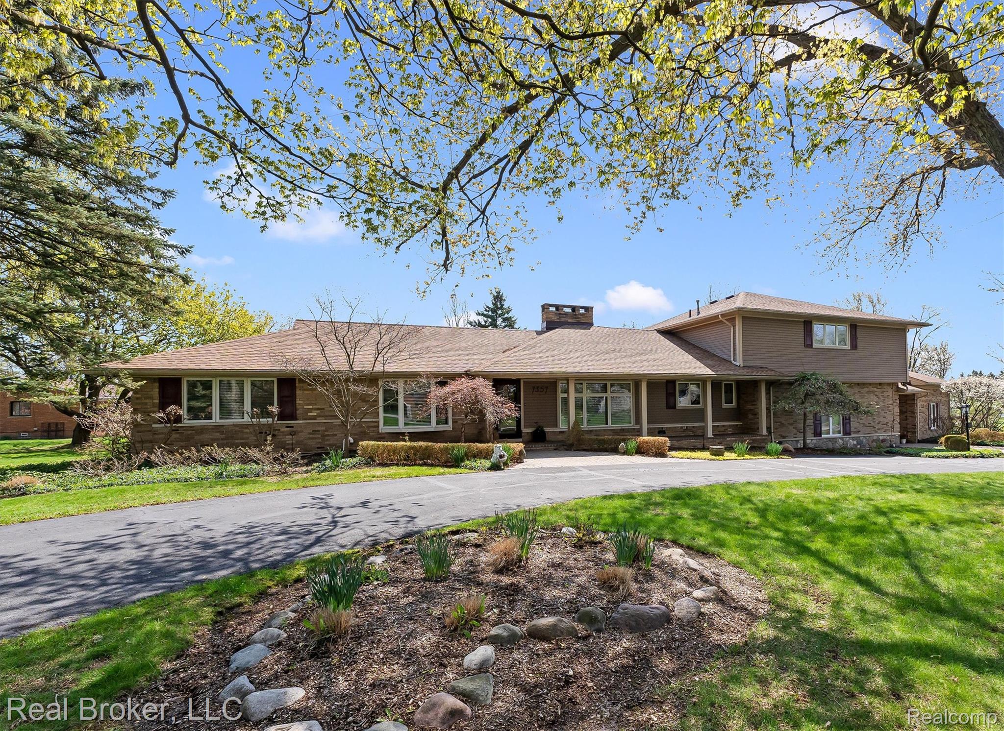 7357 W Greenwich Drive
