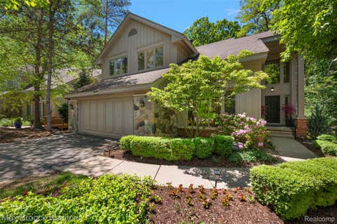 Photo of 4872 Cliffside Dr, West Bloomfield Charter Township, MI 48323 (MLS # 20261066697)