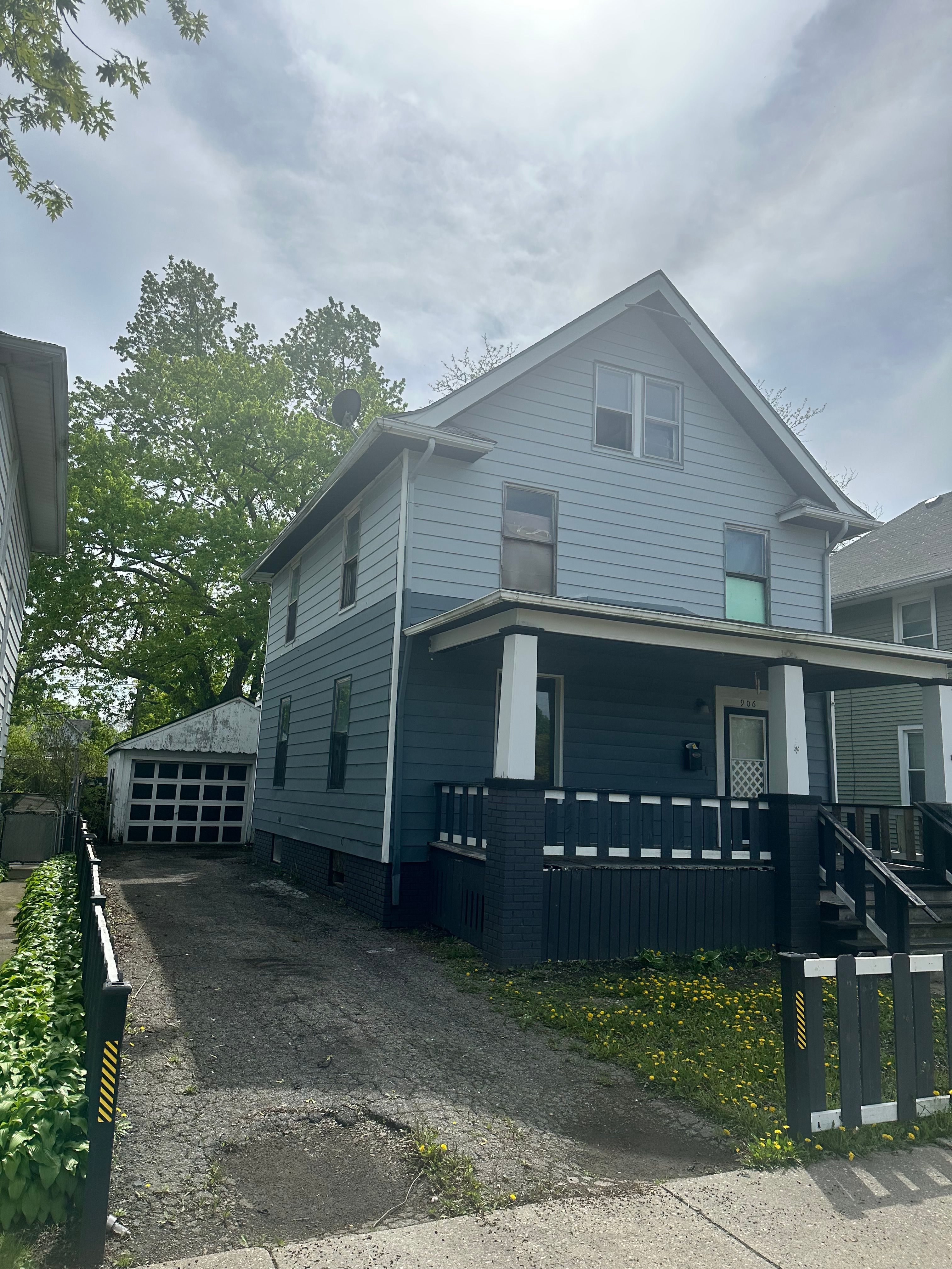 906 E 1ST Street