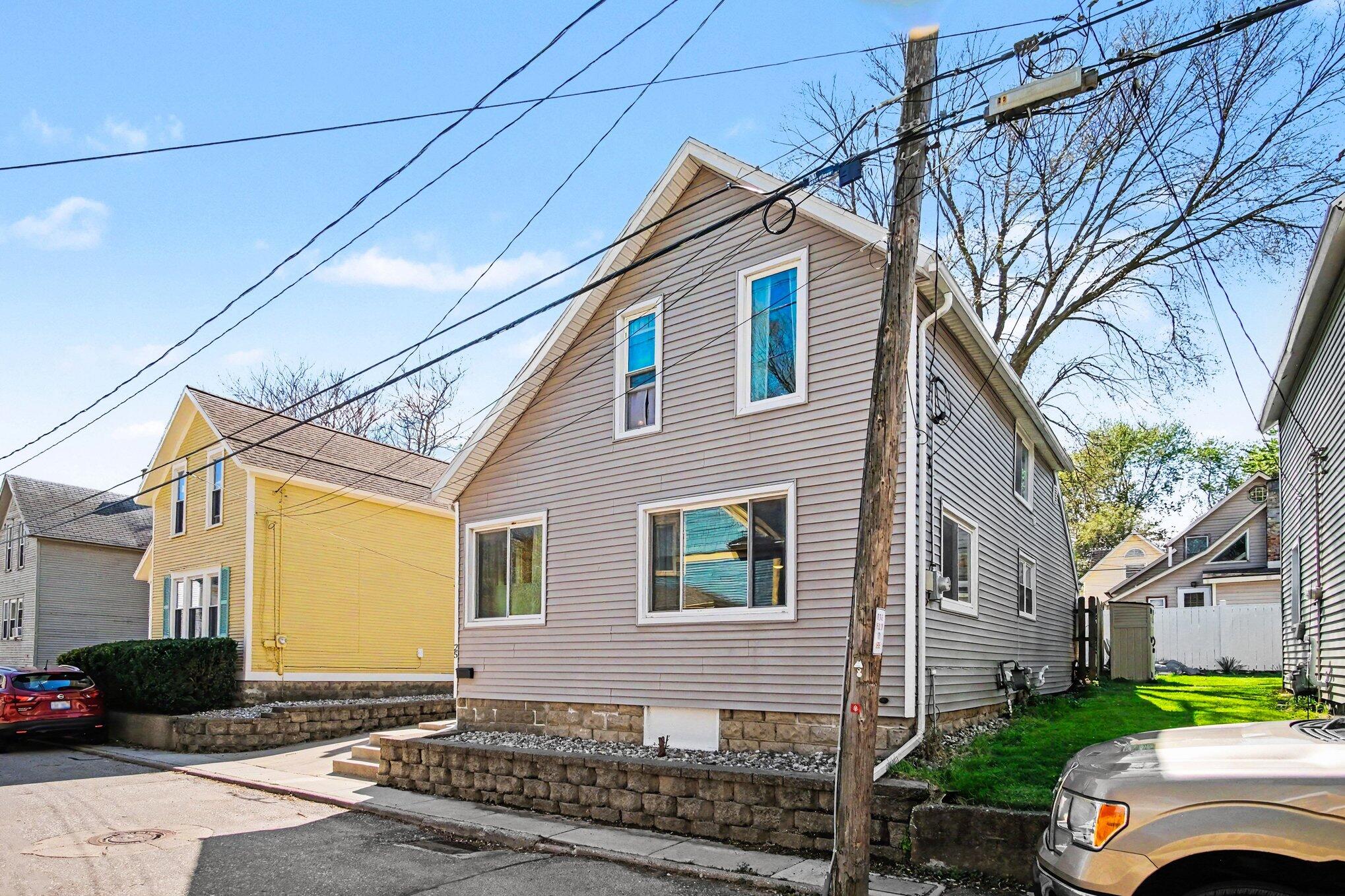 25 Mack Avenue NE