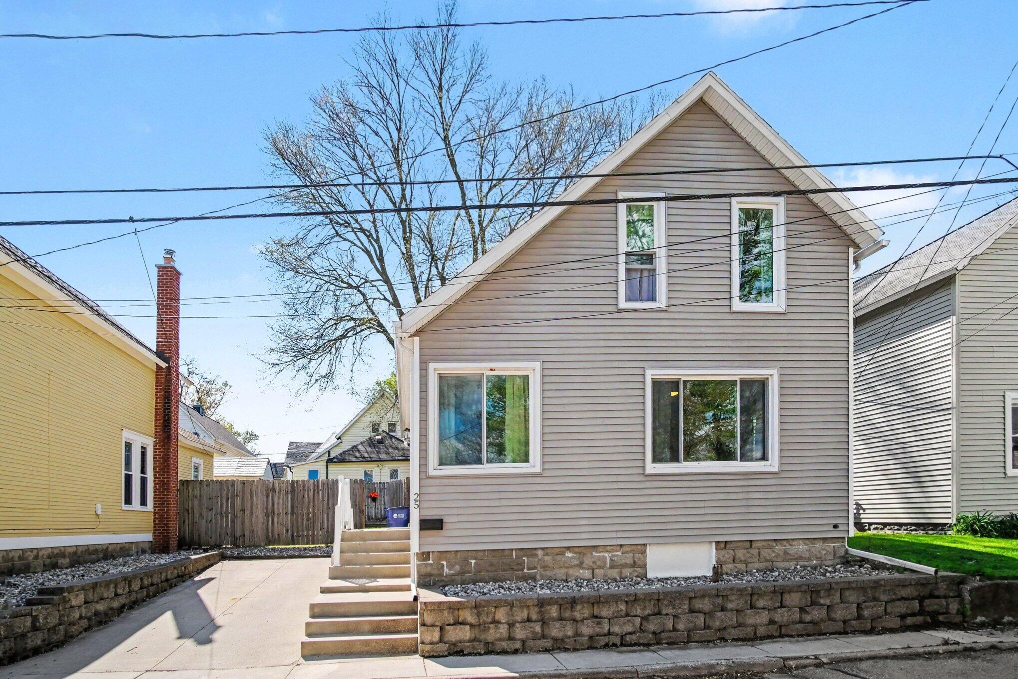 25 Mack Avenue NE