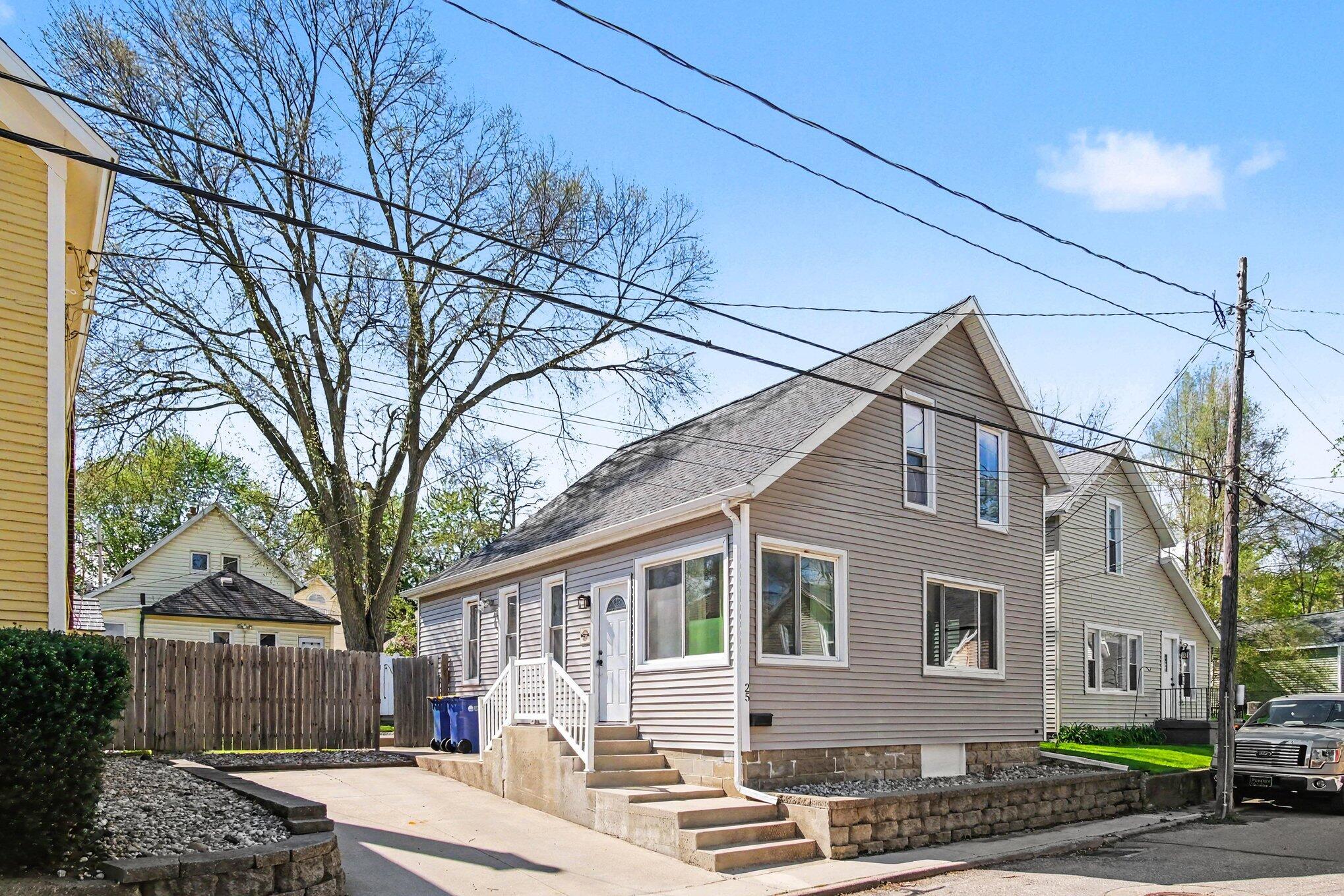 25 Mack Avenue NE