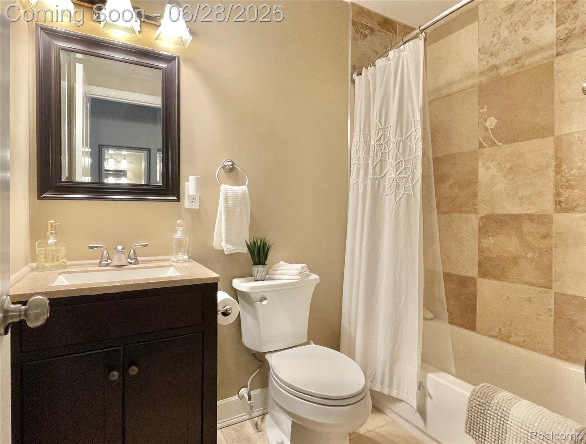 Rochester Hills City, Michigan 48306, United States, 3 Bedrooms Bedrooms, ,3 BathroomsBathrooms,Residential,Pending,160118