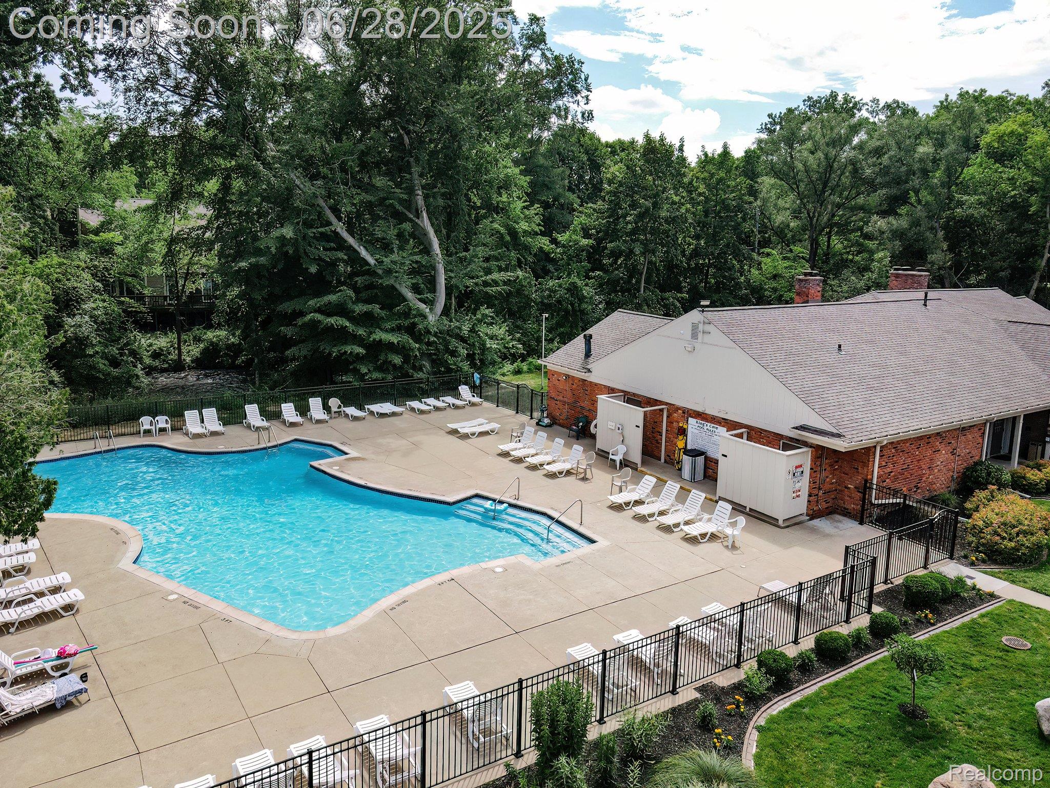 Rochester Hills City, Michigan 48306, United States, 3 Bedrooms Bedrooms, ,3 BathroomsBathrooms,Residential,Pending,160118