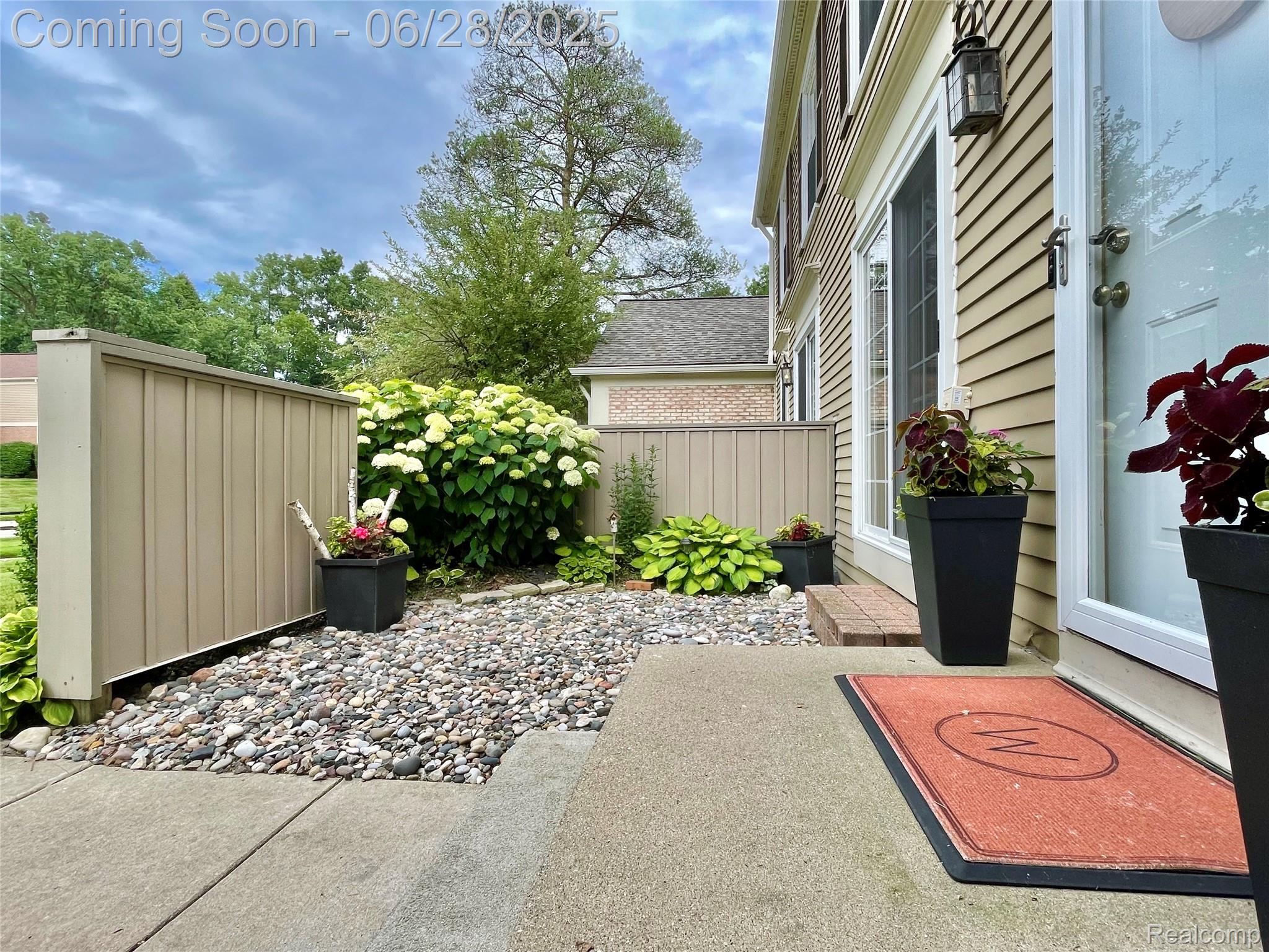 Rochester Hills City, Michigan 48306, United States, 3 Bedrooms Bedrooms, ,3 BathroomsBathrooms,Residential,Pending,160118