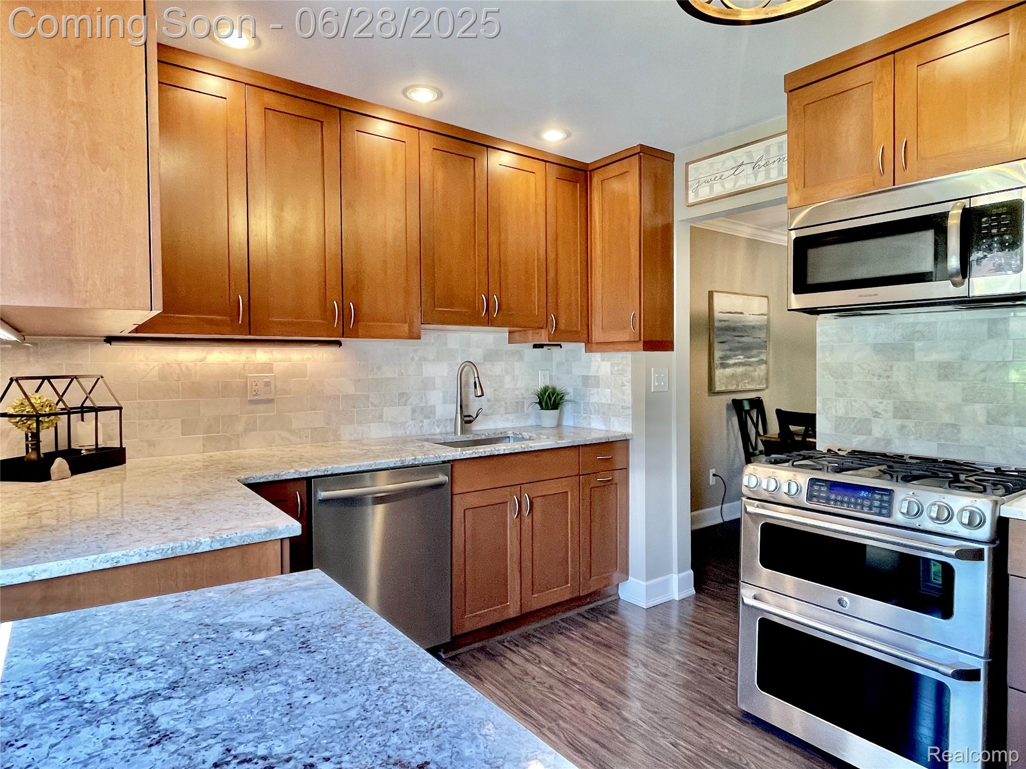 Rochester Hills City, Michigan 48306, United States, 3 Bedrooms Bedrooms, ,3 BathroomsBathrooms,Residential,Pending,160118