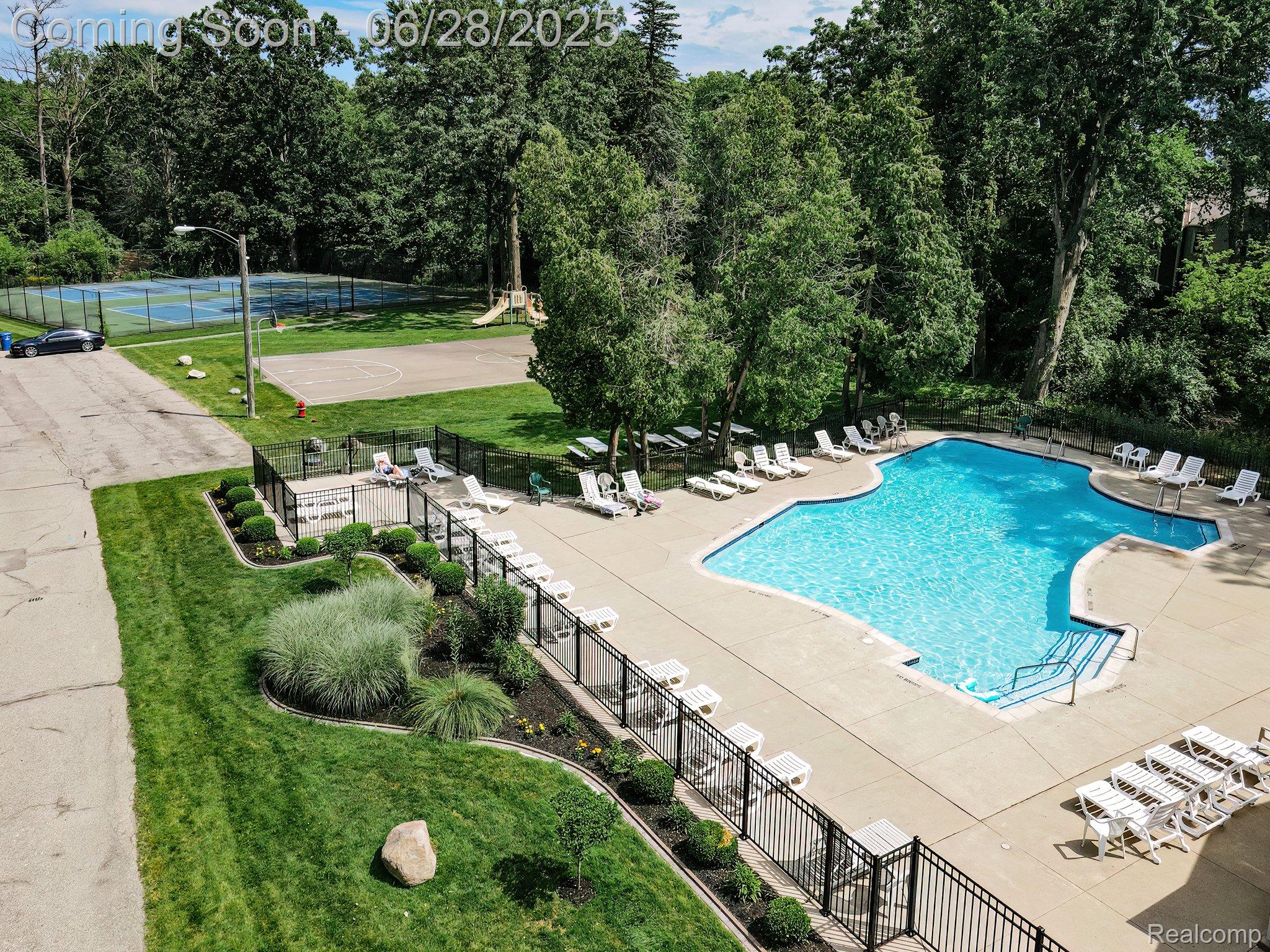 Rochester Hills City, Michigan 48306, United States, 3 Bedrooms Bedrooms, ,3 BathroomsBathrooms,Residential,Pending,160118