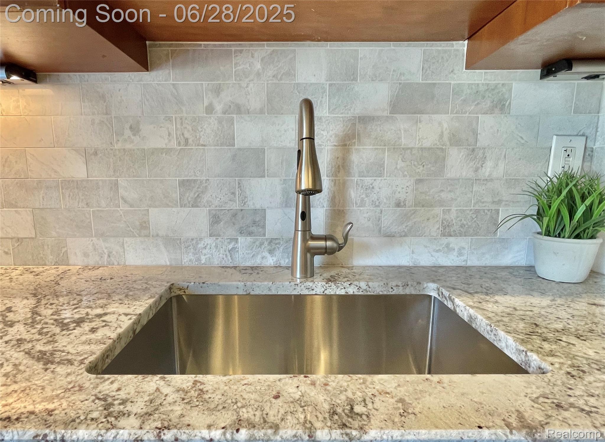 Rochester Hills City, Michigan 48306, United States, 3 Bedrooms Bedrooms, ,3 BathroomsBathrooms,Residential,Pending,160118