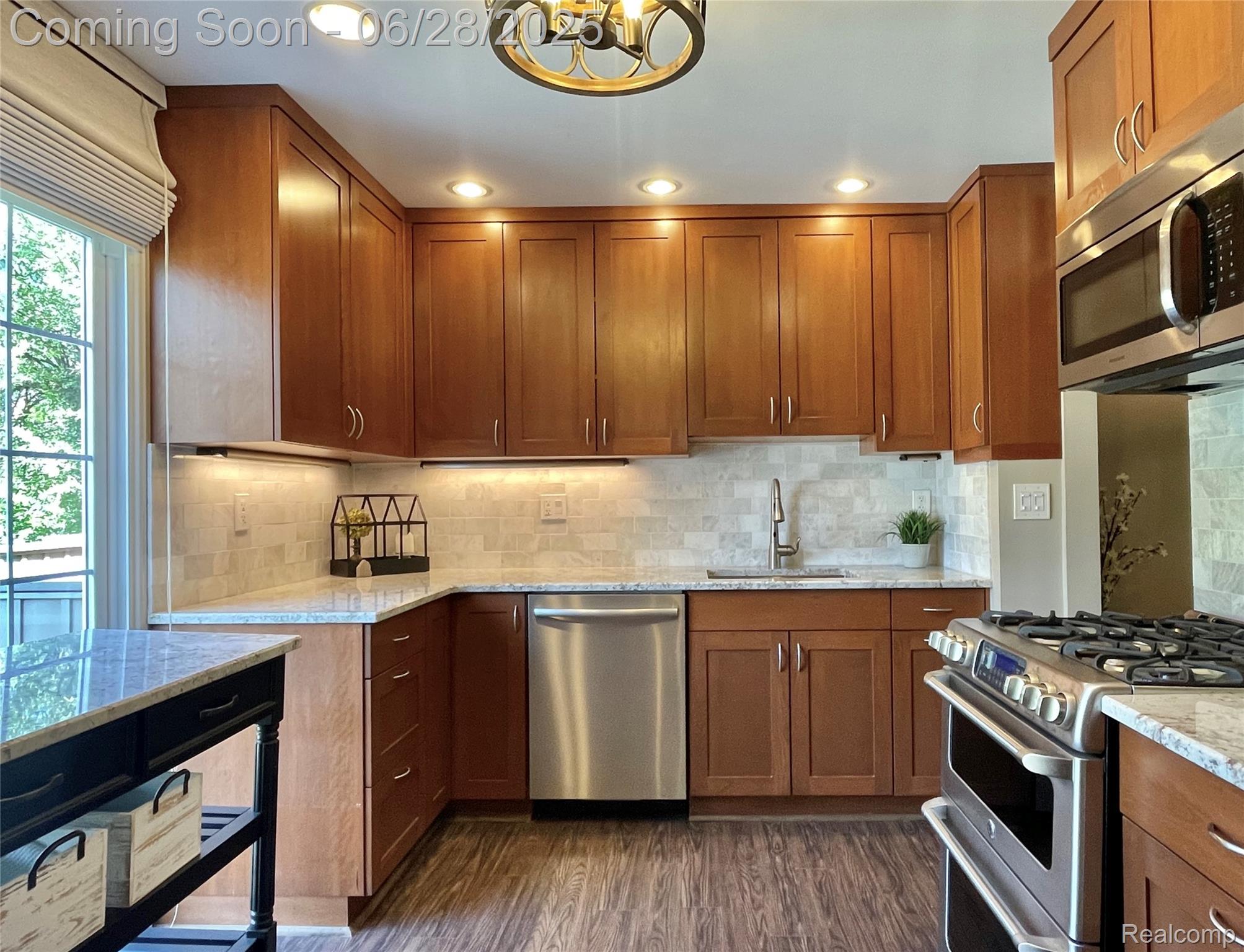 Rochester Hills City, Michigan 48306, United States, 3 Bedrooms Bedrooms, ,3 BathroomsBathrooms,Residential,Pending,160118