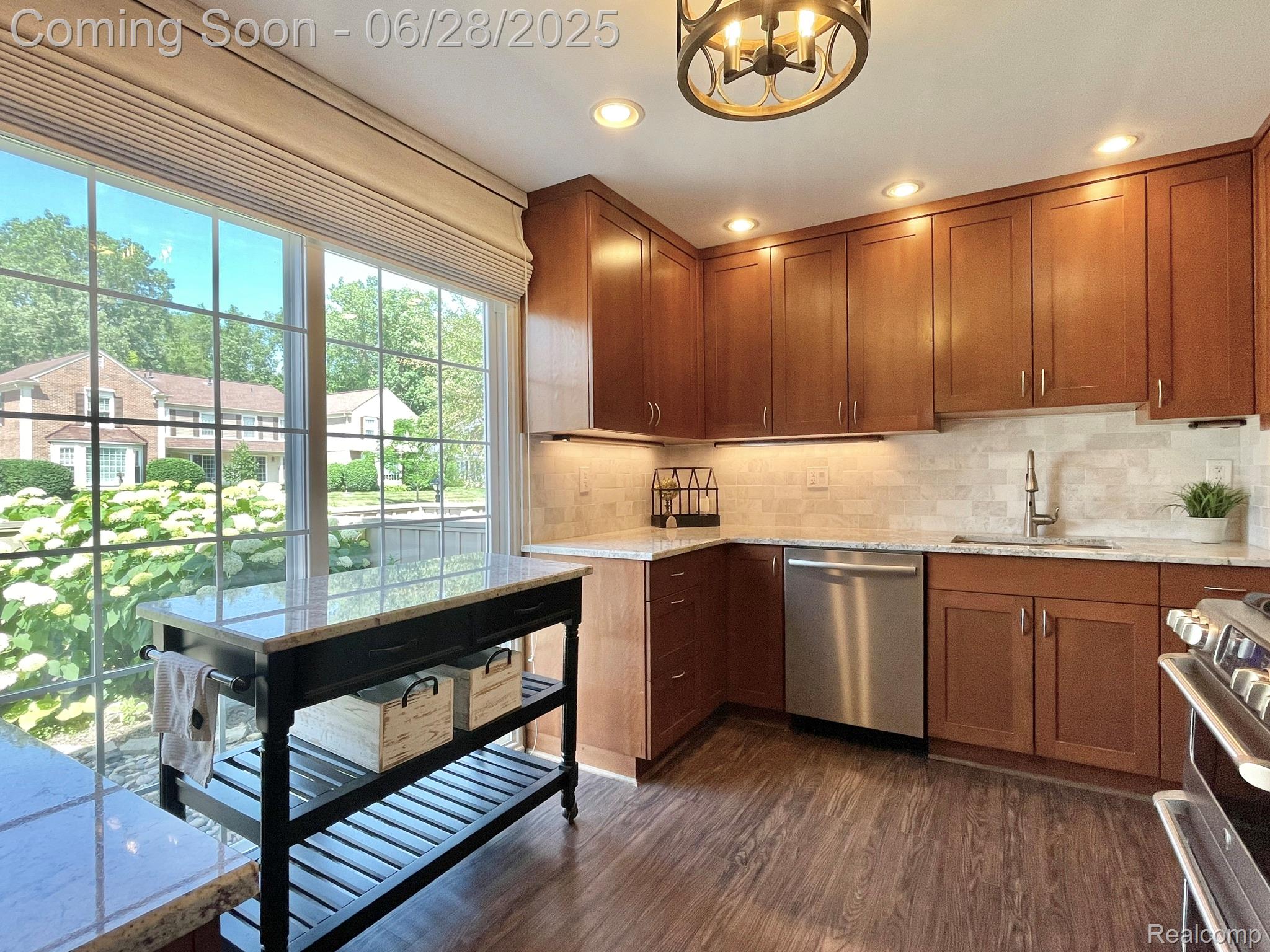 Rochester Hills City, Michigan 48306, United States, 3 Bedrooms Bedrooms, ,3 BathroomsBathrooms,Residential,Pending,160118