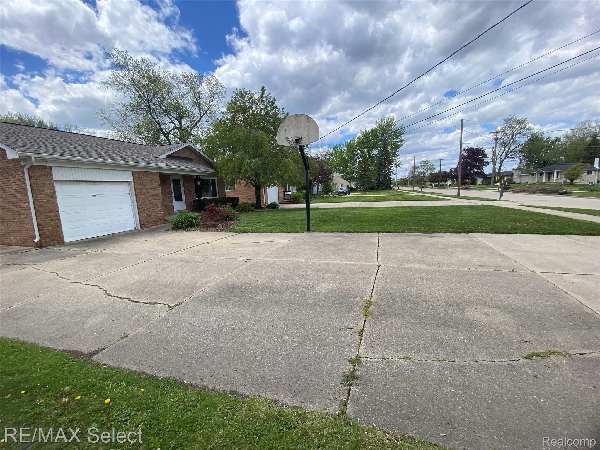 607 W Girard Avenue