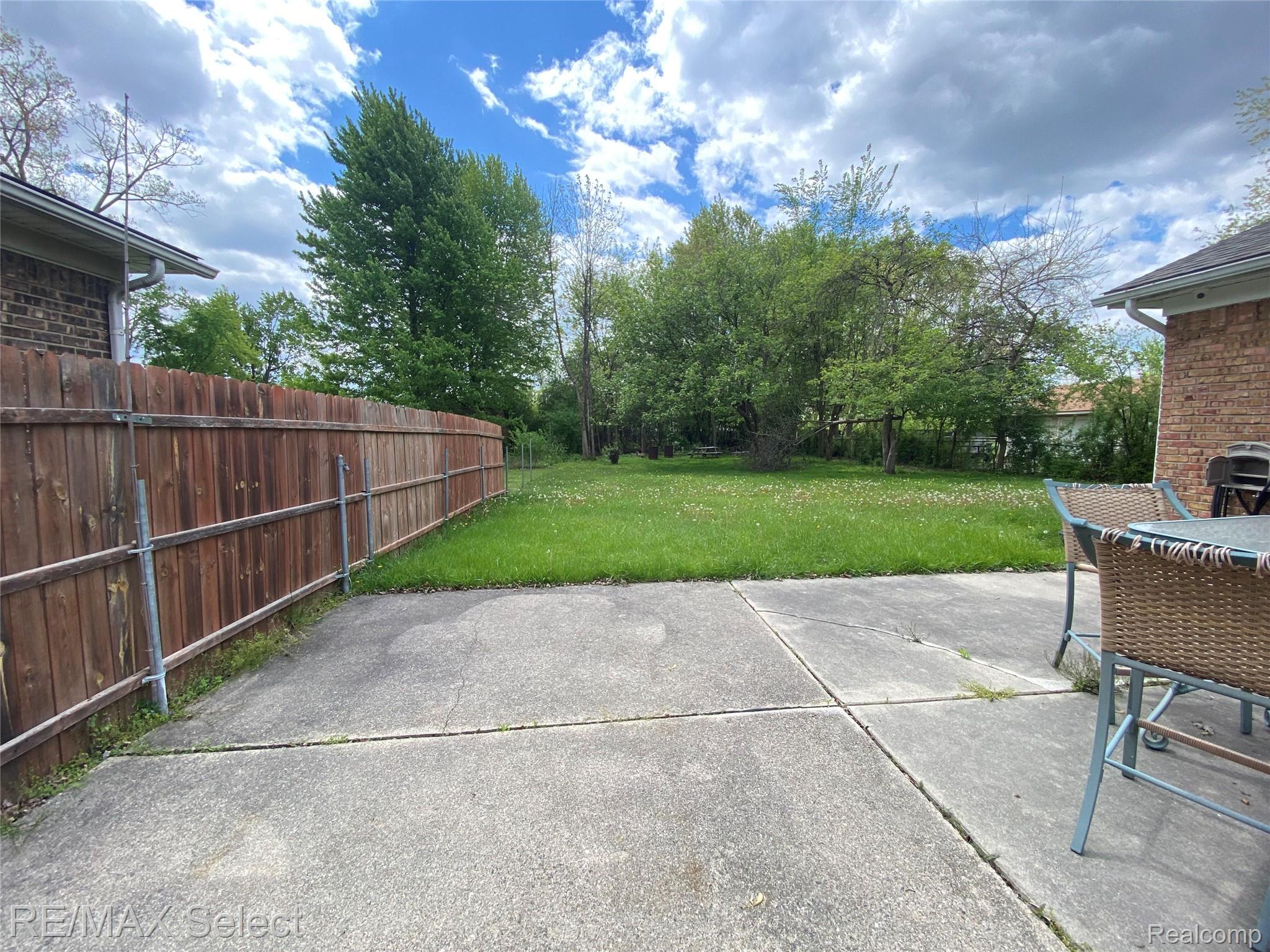 607 W Girard Avenue
